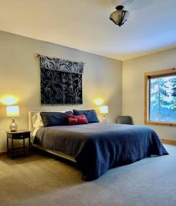 a bedroom with a large bed and a window at Alpine Lodge - Epic Mountain Views, Hot Tub, 2 Miles to Town in Leavenworth