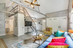 ein Wohnzimmer mit einem blauen Sofa und einem Fernseher in der Unterkunft Serene Holmes Cottage Near Lakes and Trails! in Pawling