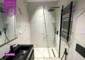 Un baño blanco con ducha y lavabo. en Harmony Haven III, en Sidi Daoud 16 fotos más