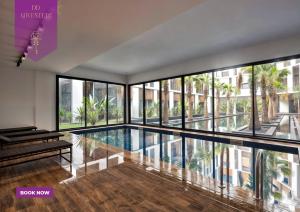 un gran edificio con piscina y ventanas en Harmony Haven III, en Sidi Daoud