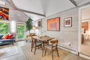 ein Esszimmer mit Tisch und Stühlen in der Unterkunft Serene Holmes Cottage Near Lakes and Trails! in Pawling
