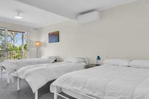 Ένα ή περισσότερα κρεβάτια σε δωμάτιο στο Lakeside Apartment