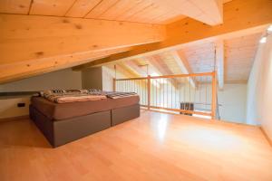 ein Schlafzimmer mit einem Bett in einem Zimmer mit Holzdecken in der Unterkunft Casa Gallo in Livigno