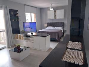 ein Schlafzimmer mit einem Bett und einem Fernseher darin in der Unterkunft Dot Home Guanabara - Lindo Apartamento Mobiliado em Campinas in Campinas + 47 Fotos