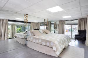 a large bedroom with a large bed and a couch at OkStay Loft Victoria Top Tenerife in La Victoria de Acentejo