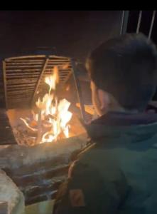 Gril dostupný pro hosty v kempu