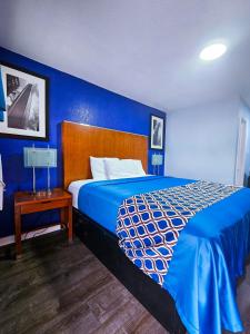 Ένα ή περισσότερα κρεβάτια σε δωμάτιο στο Golden Inn