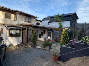 a backyard of a house with a fence at Casa familiar 4 habitaciones Pichilemu in Pichilemu