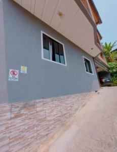 a building with a no parking sign in front of it at Infinity House hospedagem in Angra dos Reis
