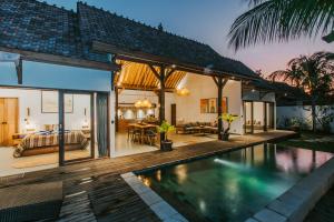 a villa with a swimming pool and a bedroom at Villa Diamond Lembongan in Nusa Lembongan