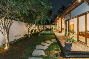 a backyard with a swimming pool and a house at Villa Diamond Lembongan in Nusa Lembongan