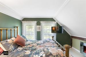 JacksonvilleにあるVermont Lake Whitingham Mount Snow Area Apartmentのベッドルーム1室(ベッド1台、掛け布団付)