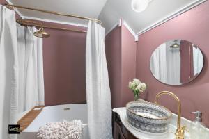 JacksonvilleにあるVermont Lake Whitingham Mount Snow Area Apartmentの浴槽、洗面台、鏡のあるバスルーム