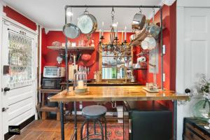 JacksonvilleにあるVermont Lake Whitingham Mount Snow Area Apartmentの赤い壁のキッチン、テーブルと椅子