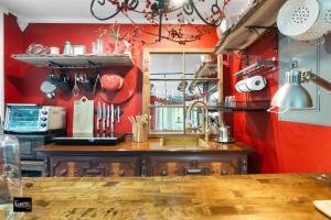 JacksonvilleにあるVermont Lake Whitingham Mount Snow Area Apartmentの赤い壁のキッチン(木製テーブル付) +50枚の写真