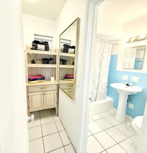 a bathroom with a sink and a mirror at Southwinds Inn by The Gold Nests in Hollywood