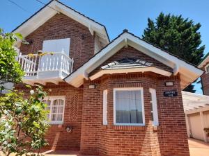 a brick house with a balcony on top of it at Alquiler Casa Anvers 548 para 8 personas, 4 habitaciones, con Wi-Fi y Parrilla, a 400 metros del mar! Septiembre, Octubre, Noviembre, Diciembre y Temporada Verano 2026 in Ostende