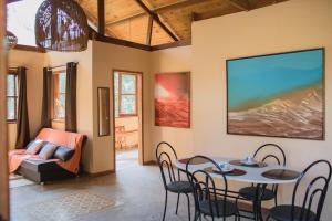 a living room with a table and chairs and a couch at Pousada do Artista in Conceição da Ibitipoca