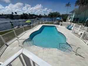 Bazén v ubytování Aloha Apartments On the Intracoastal-Walk to the Beach nebo v jeho okolí