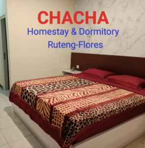 Tempat tidur dalam kamar di Chacha Homestay & Dormitory