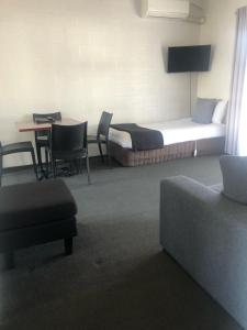 Rosetown Motel客房内的一张或多张床位