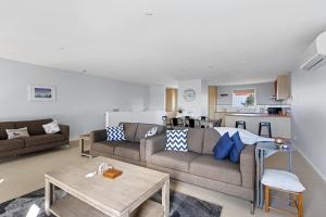 Posezení v ubytování Osbourne walk to beach