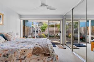 Postel nebo postele na pokoji v ubytování Osbourne walk to beach