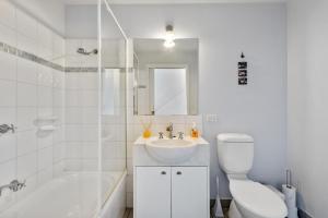 Koupelna v ubytování Osbourne walk to beach + 12 fotografií