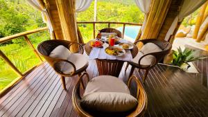 einen Balkon mit einem Tisch mit Essen drauf in der Unterkunft Instagenic Casa Savana Sidemen in Selat