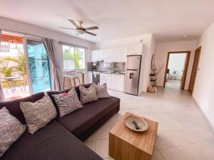 104 PL - Elegante y moderno, posición perfecta في La Laguna: غرفة معيشة مع أريكة بنية ومطبخ