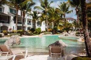 104 PL - Elegante y moderno, posición perfecta في La Laguna: مسبح المنتجع مع الكراسي والنخيل