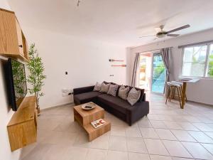 104 PL - Elegante y moderno, posición perfecta في La Laguna: غرفة معيشة بها أريكة وطاولة