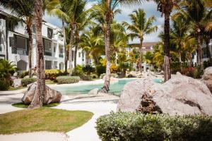 104 PL - Elegante y moderno, posición perfecta في La Laguna: منتجع به أشجار نخيل ومسبح