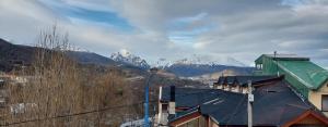 - une vue sur une chaîne de montagnes avec des montagnes enneigées dans l'établissement Bear Cave Ushuaia, à Ushuaia