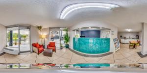 A piscina localizada em Rodeway Inn ou nos arredores