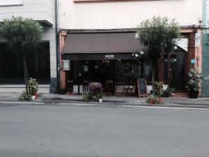 a view of a restaurant on the side of a street at MON ComeySueña Guesthouse in Monforte de Lemos