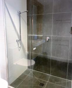 Koupelna v ubytování MIRIMAR APARTMENTS 1 Bedroom Apartment with Bay Views on the Geelong Waterfront - 1003