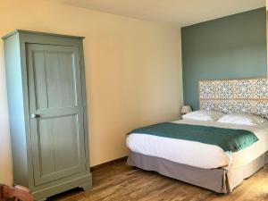 una camera da letto con un letto con testiera verde di Chambre cosy avec salle d'eau, accès piscine chauffée et Wi-Fi illimité - FR-1-591-620 a Faverolles