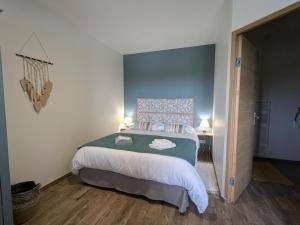 una camera da letto con un letto grande in una stanza di Chambre cosy avec salle d'eau, accès piscine chauffée et Wi-Fi illimité - FR-1-591-620 a Faverolles