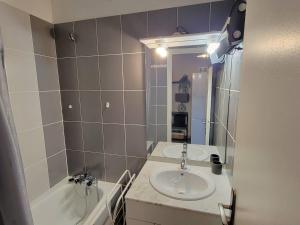 une salle de bain avec un lavabo et une baignoire dans l'établissement Studio cosy 2 pers au pied des pistes - FR-1-393-176, à Saint-Michel-de-Chaillol