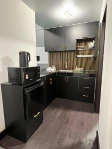 Kuchyň nebo kuchyňský kout v ubytování SAMSARA Studio Apartment at Kompleks Mutiara GM