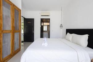Postel nebo postele na pokoji v ubytování Deluxe Apartment, 75 m from Balian Surf Spot + 9 fotografií