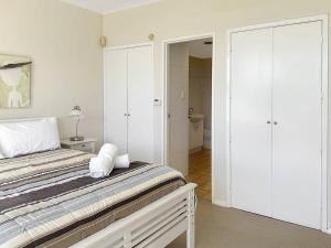 Postel nebo postele na pokoji v ubytování Unit 9 - Avoca Palms Resort
