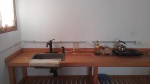 encimera con fregadero y encimera en El nogalito quinta, en Lobos