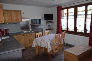 kuchnia ze stołem i krzesłami oraz kuchnia ze stołem i stołem w obiekcie Gîte Chevênes w Annecy