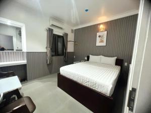 Postel nebo postele na pokoji v ubytování ĐÔNG NHƯ HOTEL