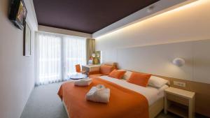 Postel nebo postele na pokoji v ubytování Family Hotel Vespera + 37 fotografií