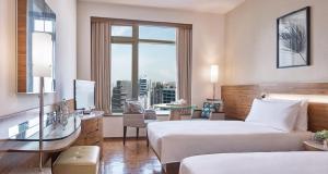Uma cama ou camas num quarto em Nina Hotel Causeway Bay