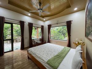 Łóżko lub łóżka w pokoju w obiekcie Trang An ViewPoint Homestay