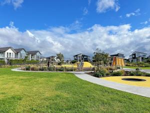 Vrt pred nastanitvijo 10 Sec Walk to Playground in Hobsonville